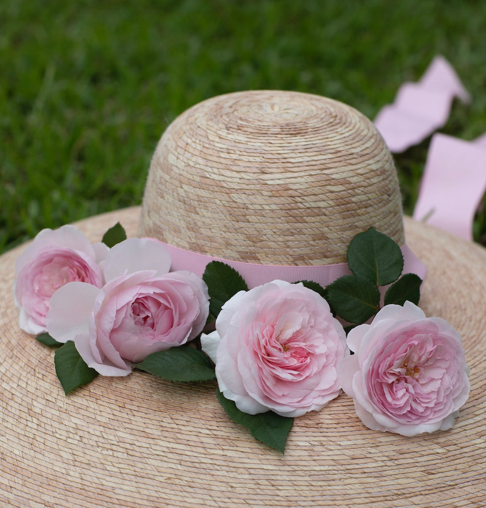 Summer straw hat with roses