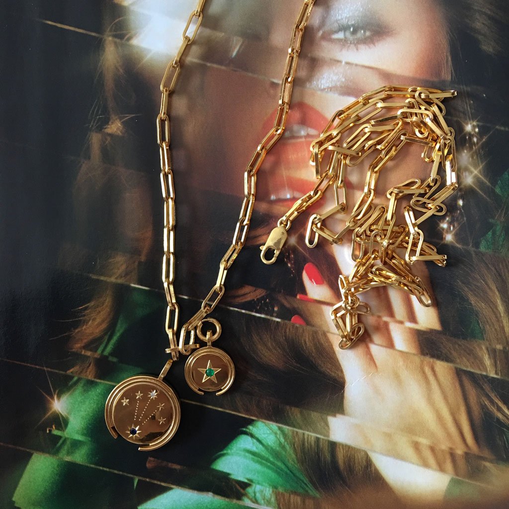collares y cadenas en plata con monedas sohum con esmeraldas colombianas de ana buendia