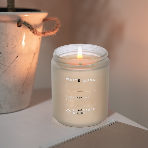 a  candle with musky scent that can help the sleeping condition