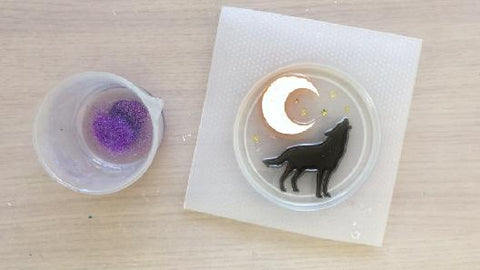 adding purple glitter and pigment into resin cup