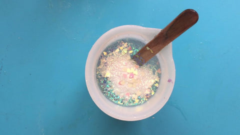 Prepare epoxy resin with glitter mix and dye 