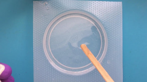 Clear layer of epoxy resin in plastic mold