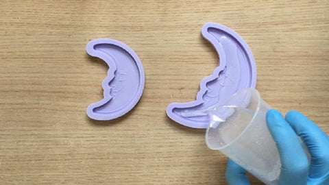 pour a thin layer of epoxy resin into the silicone molds