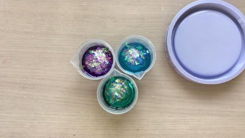 add pigments and glitter to resin