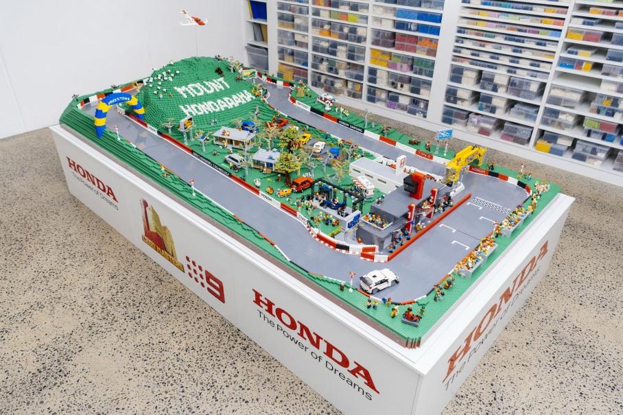 Australia's main racing circuit recreated with 150 000 LEGO parts | LAMINIFIGS