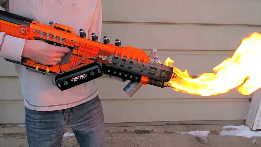 Canadian enthusiast creates all kinds of weapons from Lego pieces | LAMINIFIGS.com