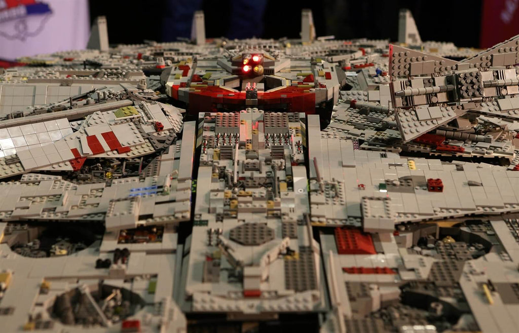 Lego Millennium Falcon made of 70,000 parts | LAminifigs