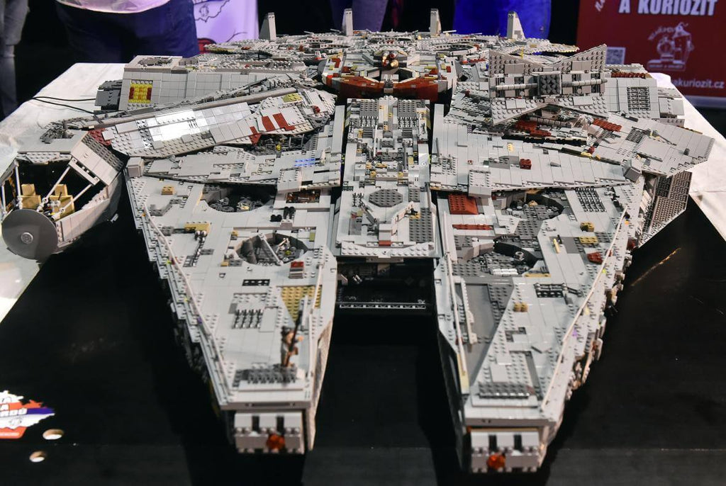 Lego Millennium Falcon made of 70,000 parts | LAminifigs