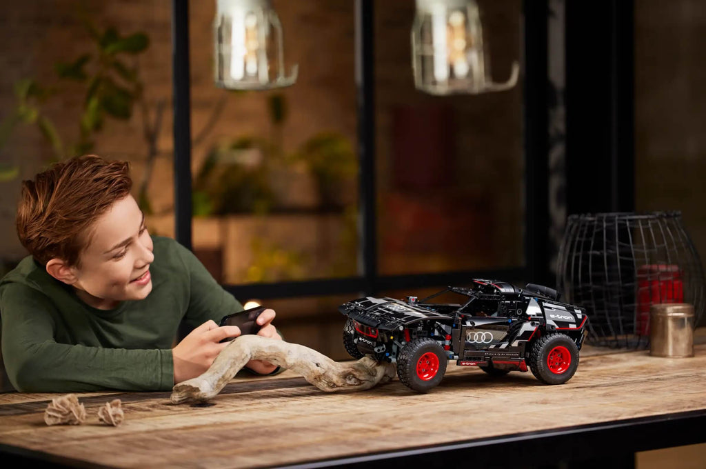 Lego has a new addition: the Audi RS Q e-tron, which can be controlled from your phone, has appeared in the Technic series | LAminifigs.com