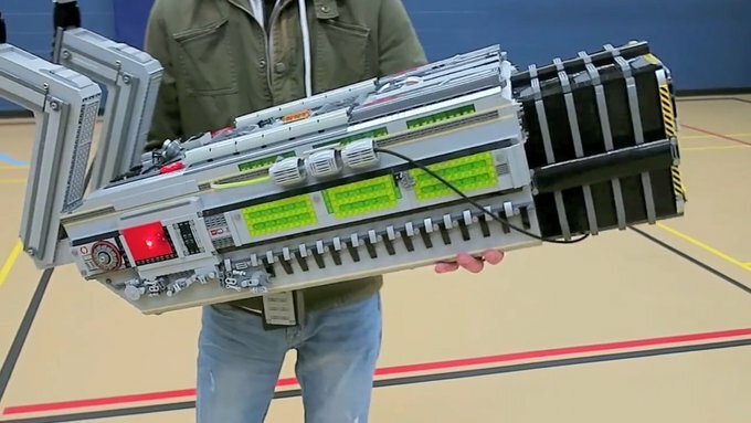 Canadian enthusiast creates all kinds of weapons from Lego pieces | LAMINIFIGS.com