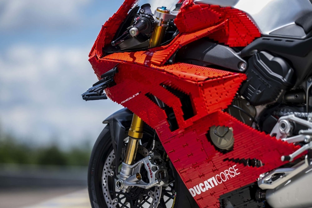 Ducati Panigale V4 R made of LEGO in real size! | LAminifigs.com