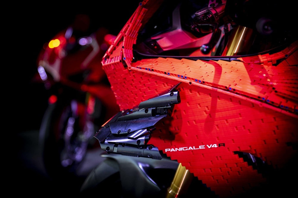 Ducati Panigale V4 R made of LEGO in real size! | LAminifigs.com