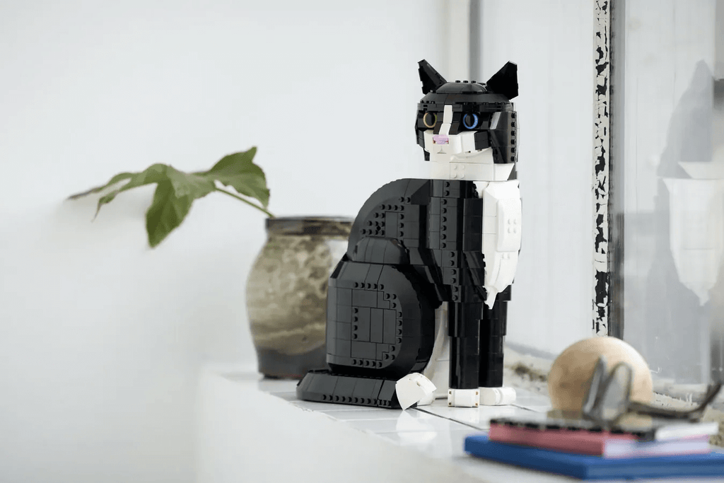 LEGO Unleashes Tuxedo Cat: A Purr-fectly Posable Pet Project! LAMINIFIGS.COM