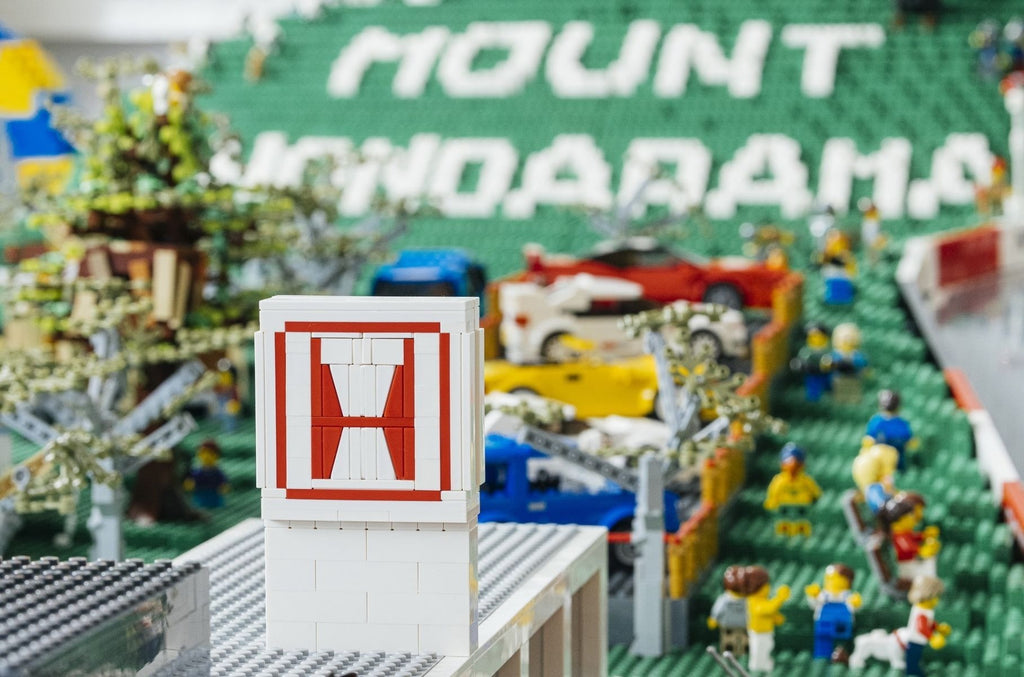 Australia's main racing circuit recreated with 150 000 LEGO parts | LAMINIFIGS