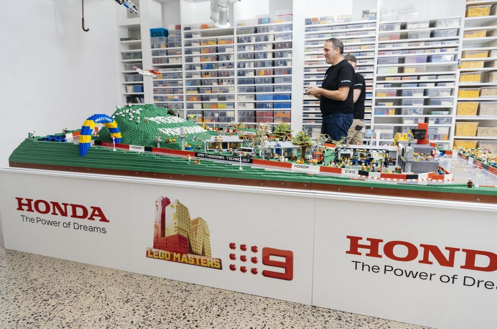 Australia's main racing circuit recreated with 150 000 LEGO parts | LAMINIFIGS