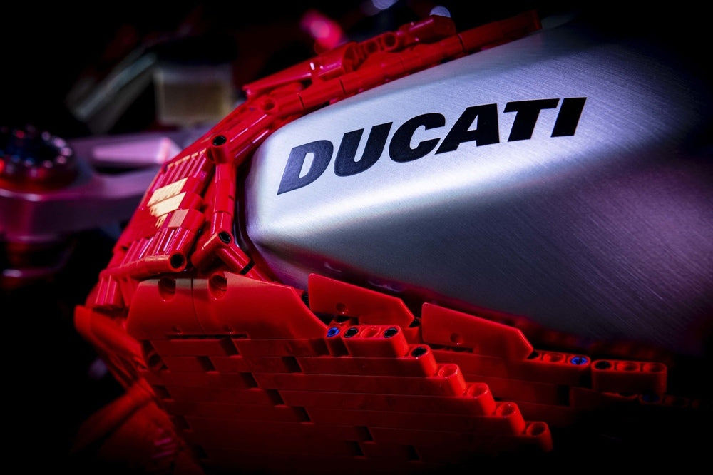 Ducati Panigale V4 R made of LEGO in real size! | LAminifigs.com