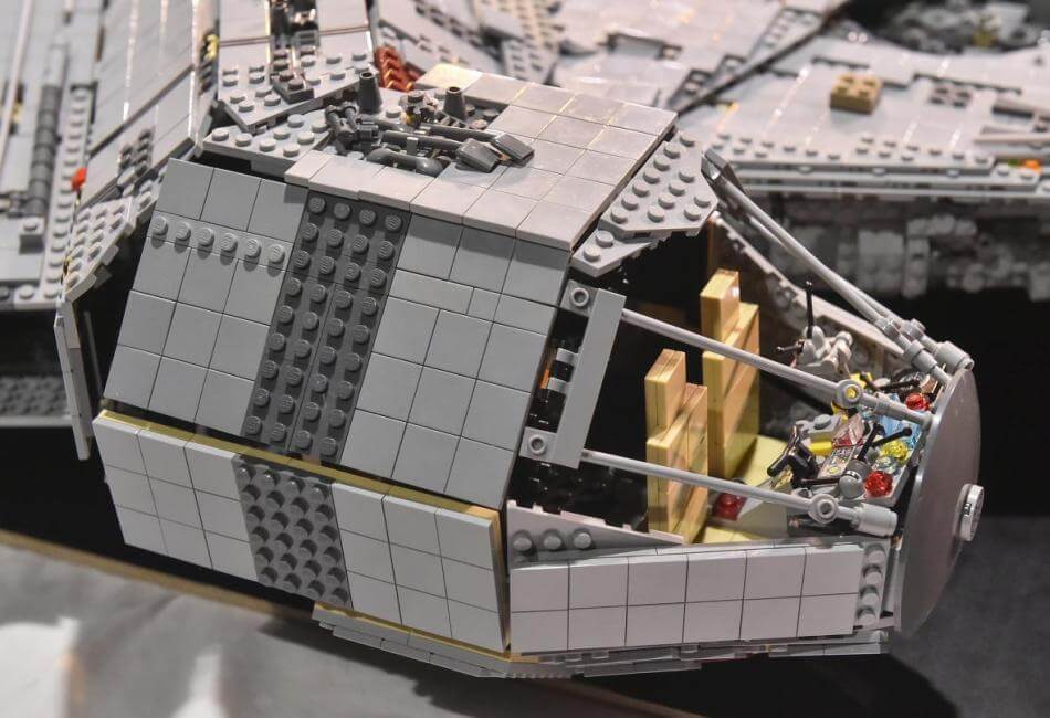 Lego Millennium Falcon made of 70,000 parts | LAminifigs