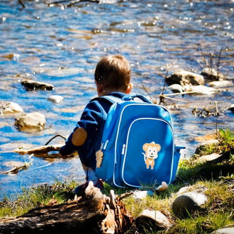 Boy wearing a blue Jordbarn Backpack