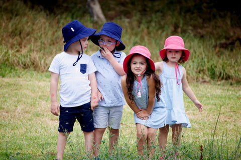 Jordbarn Bucket Hat 50+UPF kids playing