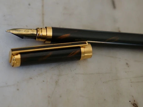 S.T. Dupont Gatsby fountain pen with brown natural lacquer and gold accents. Cap is open and laid next to the pen