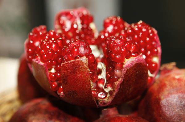 How to Peel a Pomegranate Without Making a Mess