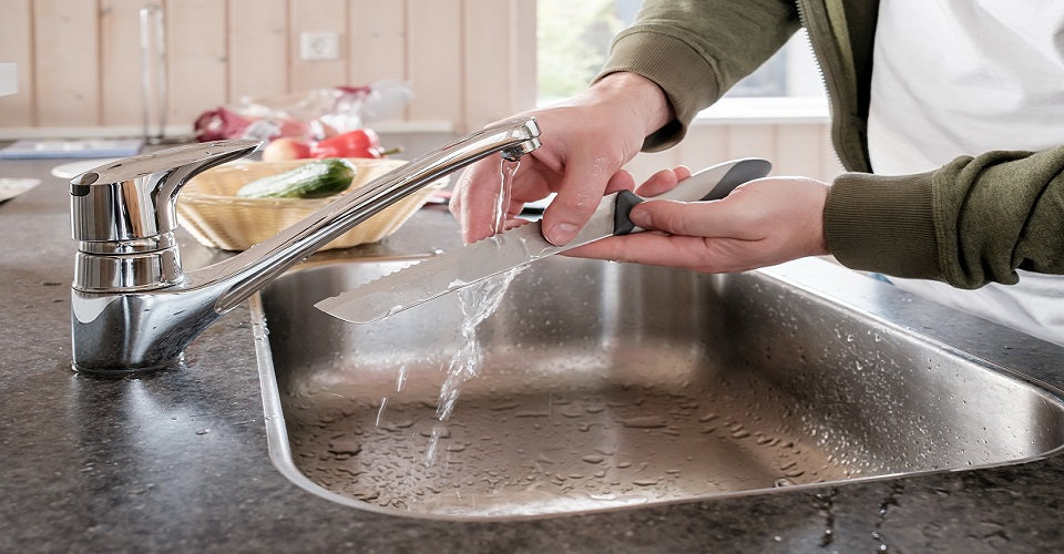 wash knife under water