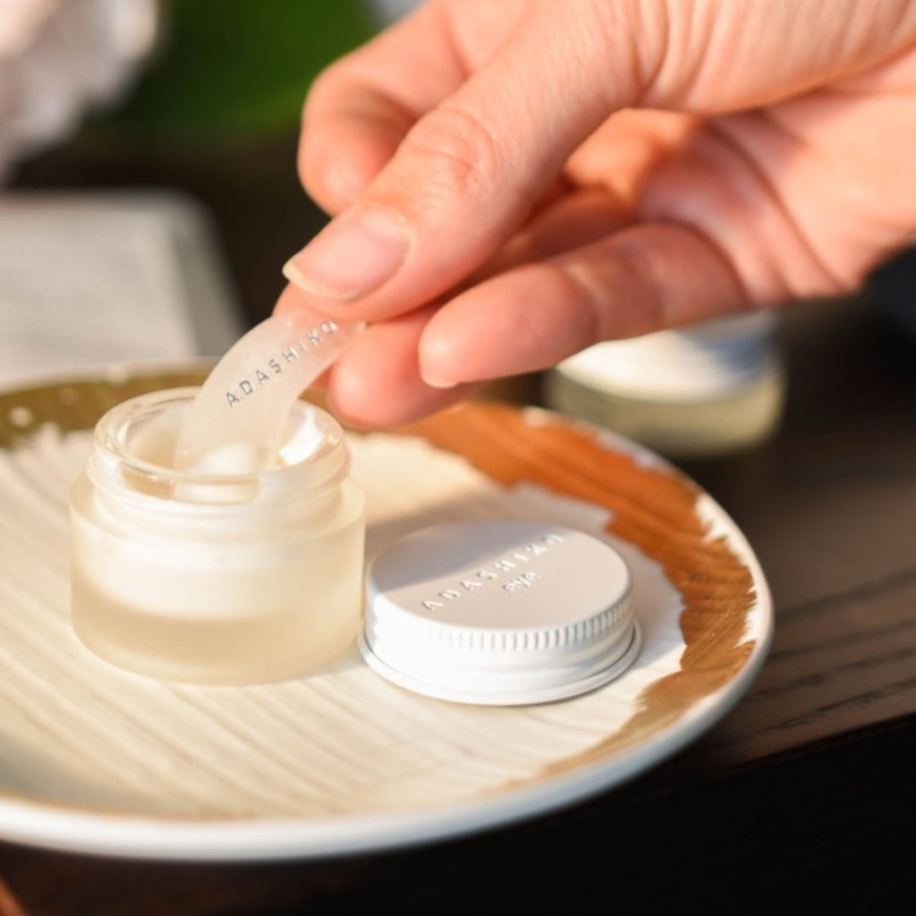 Quartz Spatula being used to gather some Silk Repair Eye Cream | Adashiko Collagen | 100% Natural Skincare
