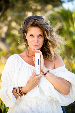 Rachel Hunter holding a jar of Adashiko Collagen Hydra+ Gold Serum