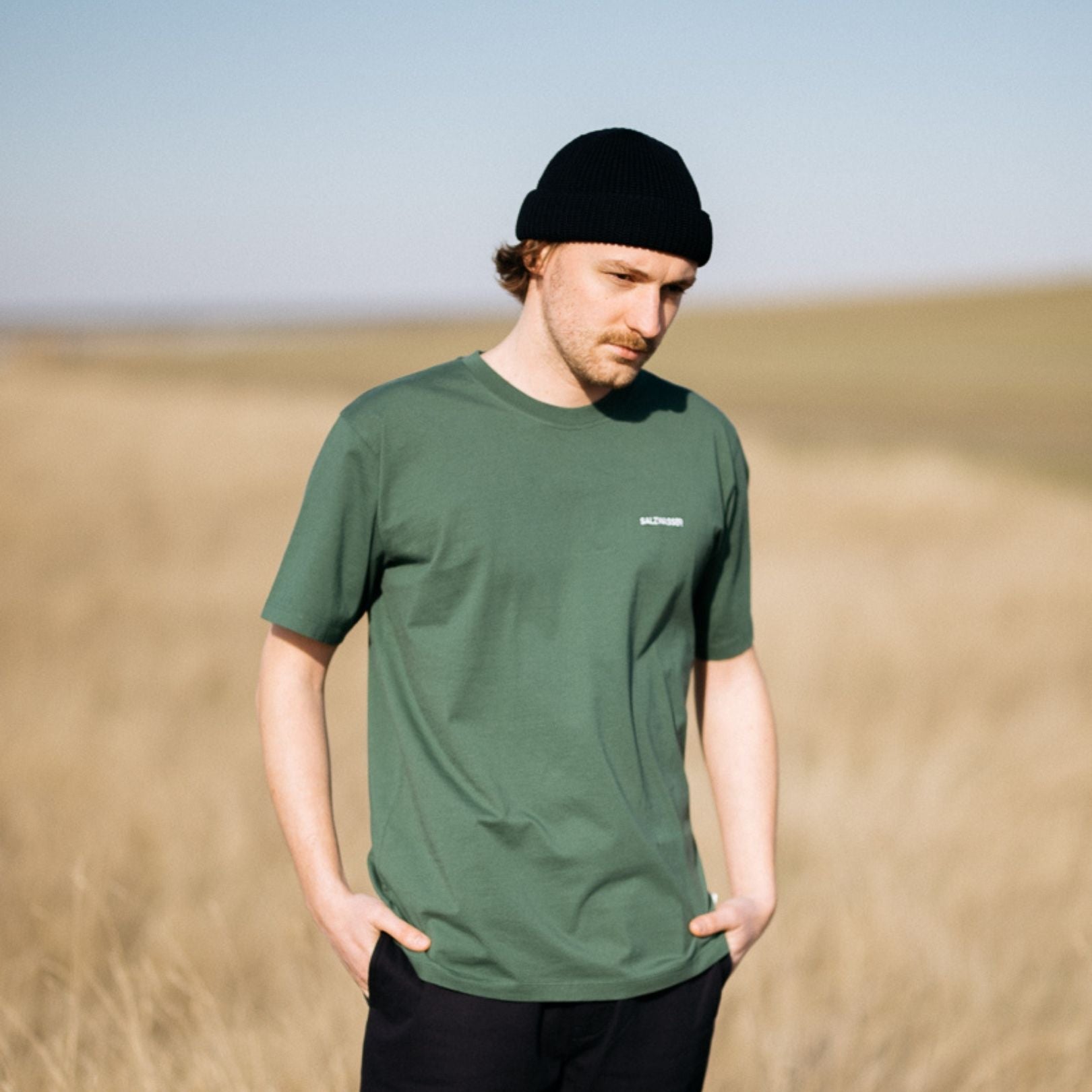 Nachhaltiges grünes T-Shirt aus Bio-Baumwolle fair hergestellt in Portugal als leichtes Outfit 2022