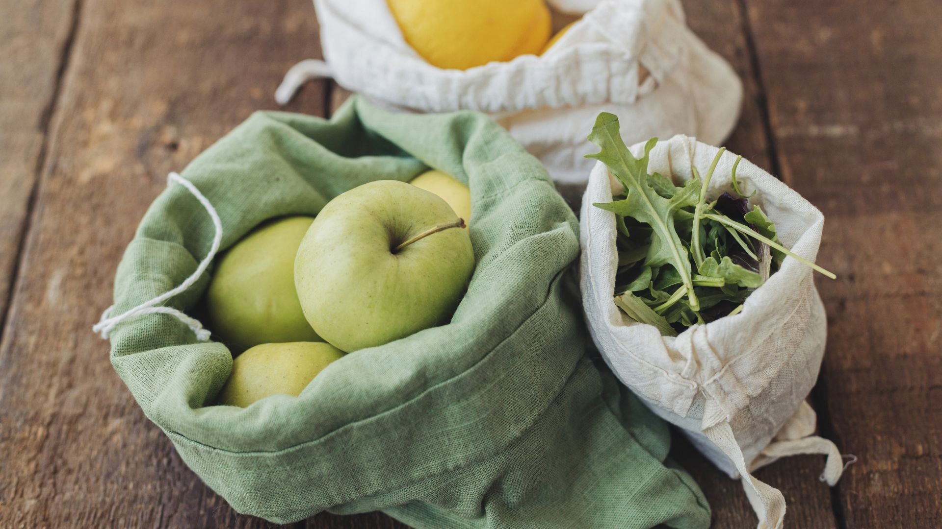 plastikfreies Obst und Gemüse in Stoffbeuteln