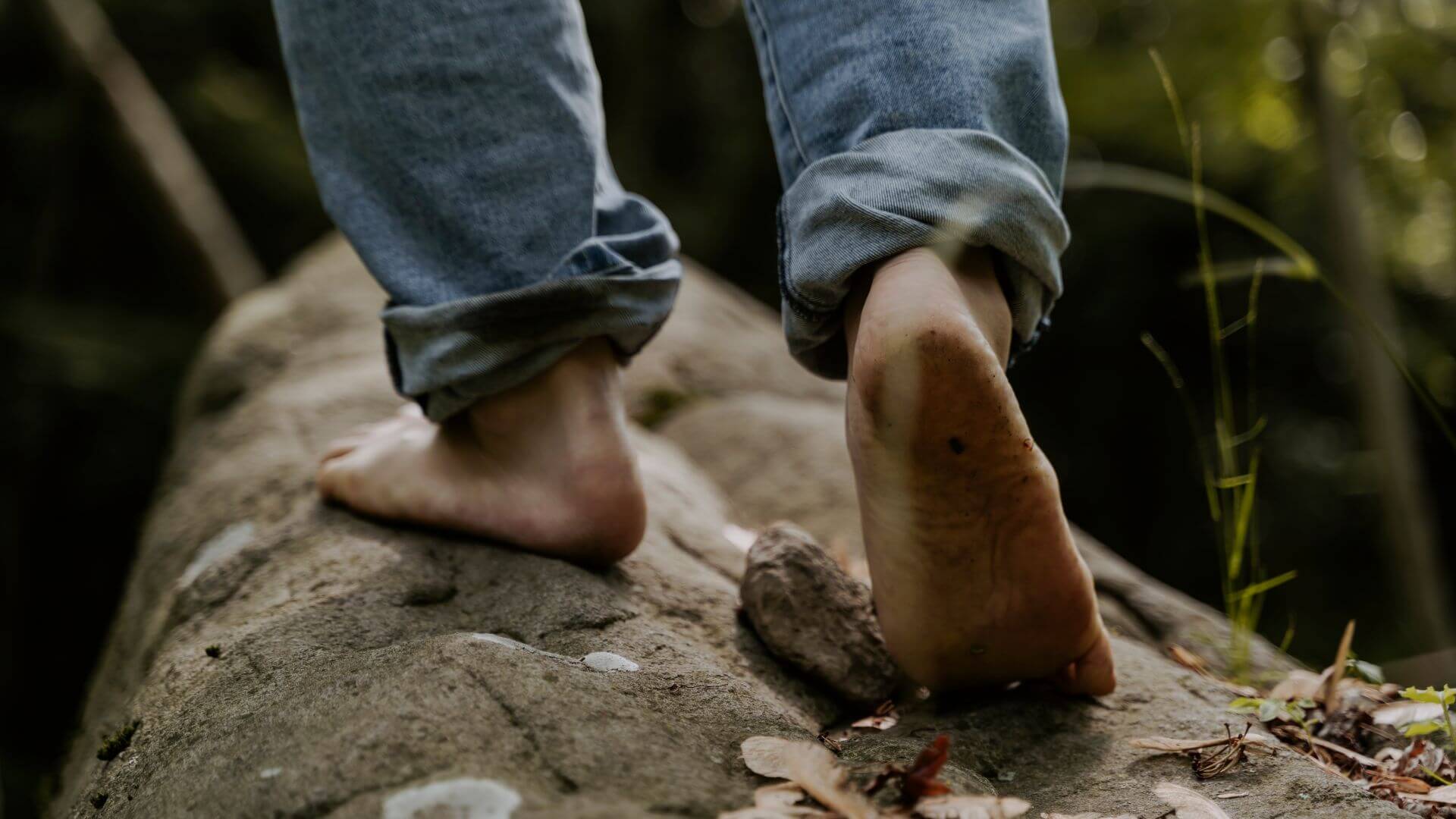 barfuß laufen im Wald: ein kleines Mikroabenteuer mit Kindern