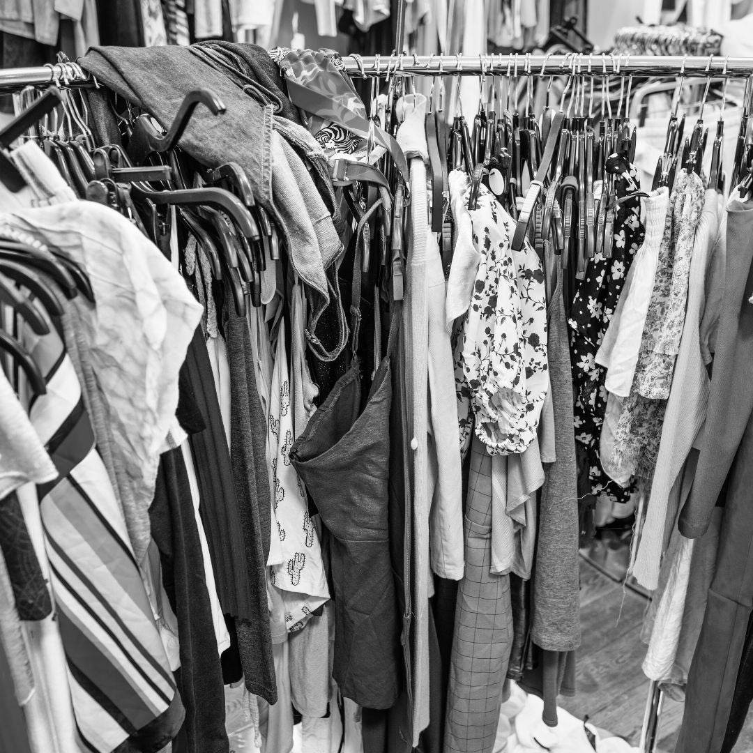 Fast Fashion Kleidung in Masse auf Kleiderstange