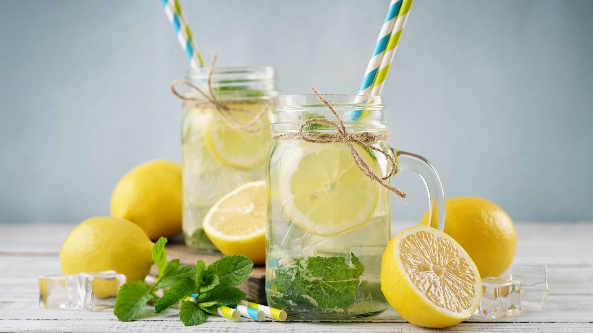 Erfrischendes Wasser mit Zitrone und Minze bei Hitze