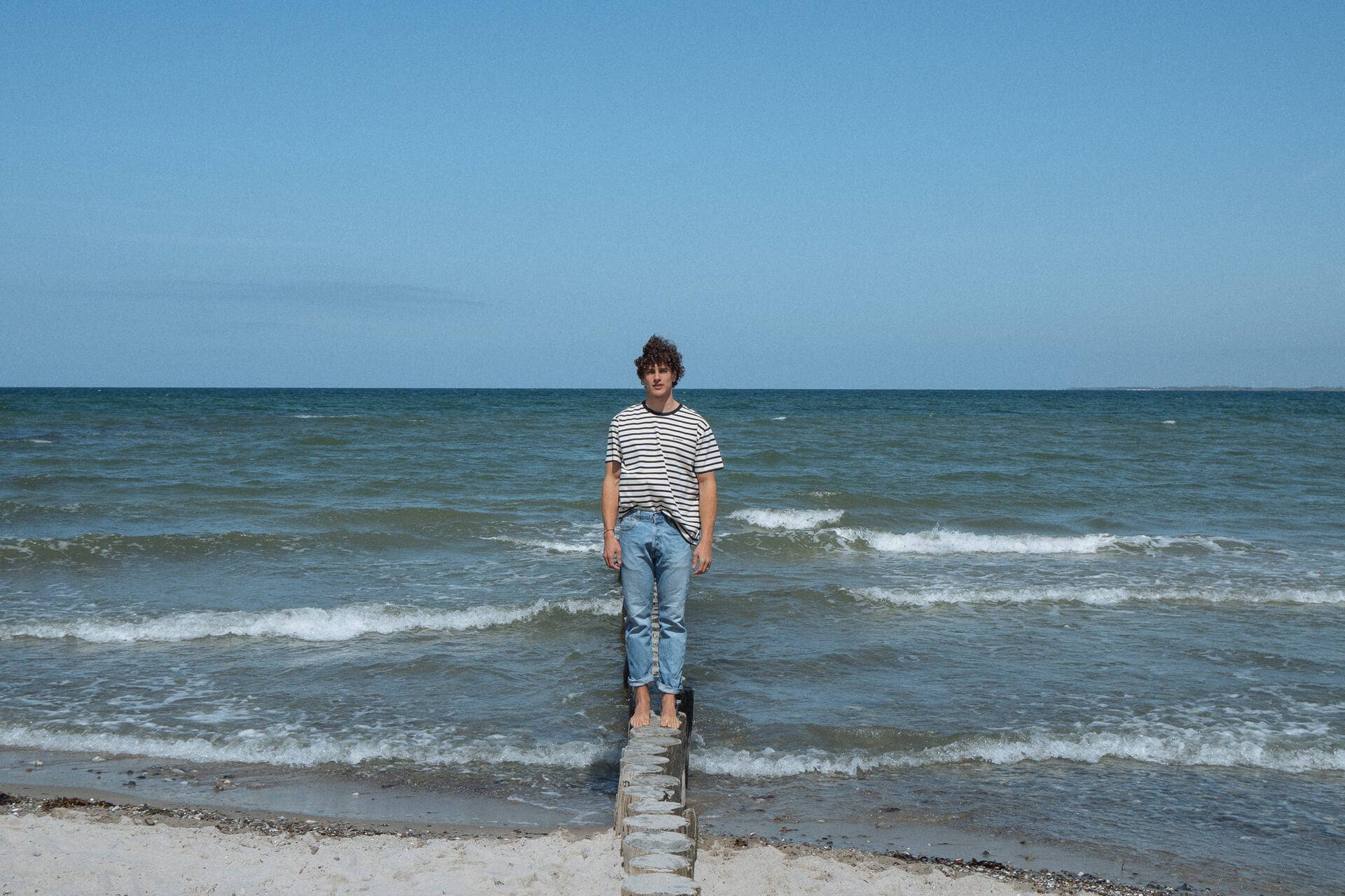 Mann am Meer mit SALZWASSER Shirt Jasper