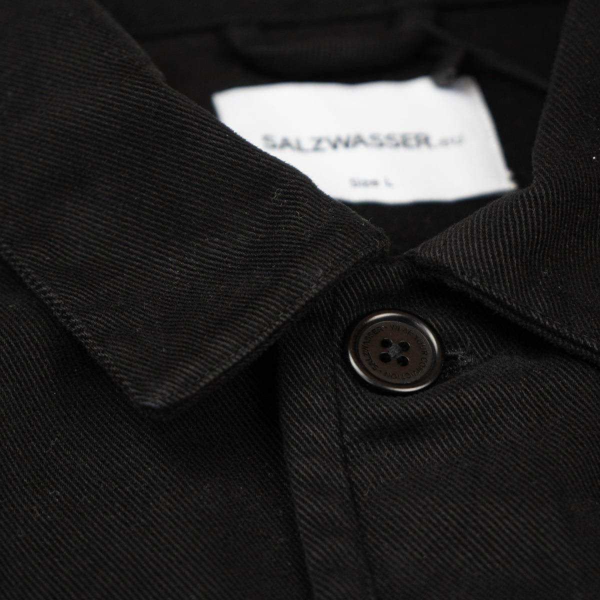 Hemdkragen und Corozo Button an schwarzem SALZWASSER Overshirt