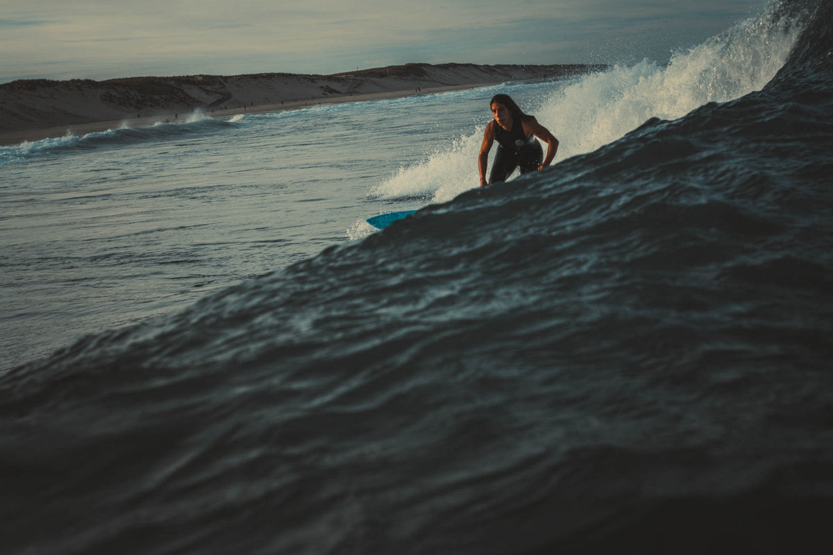 Veronica Steigner surft Welle in Carcans Plage