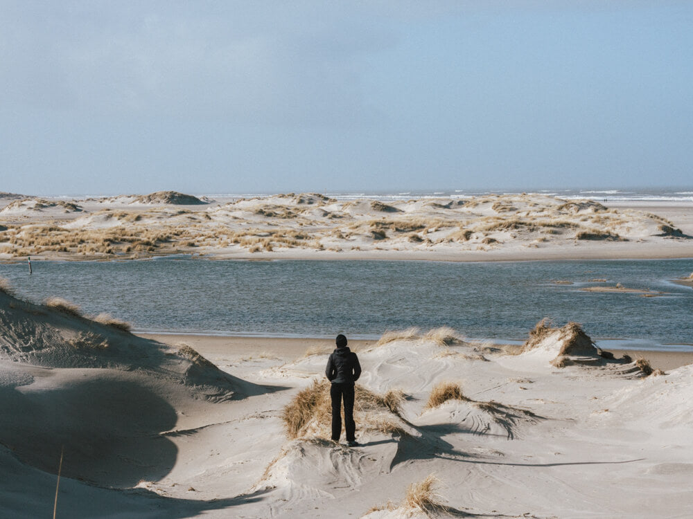 Frau guckt auf den Ostheller der ostfriesischen Insel Norderney