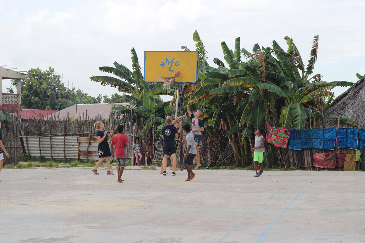 Schüler High Seas High School spielen mit lokalen Kindern von Nalunega Basketball