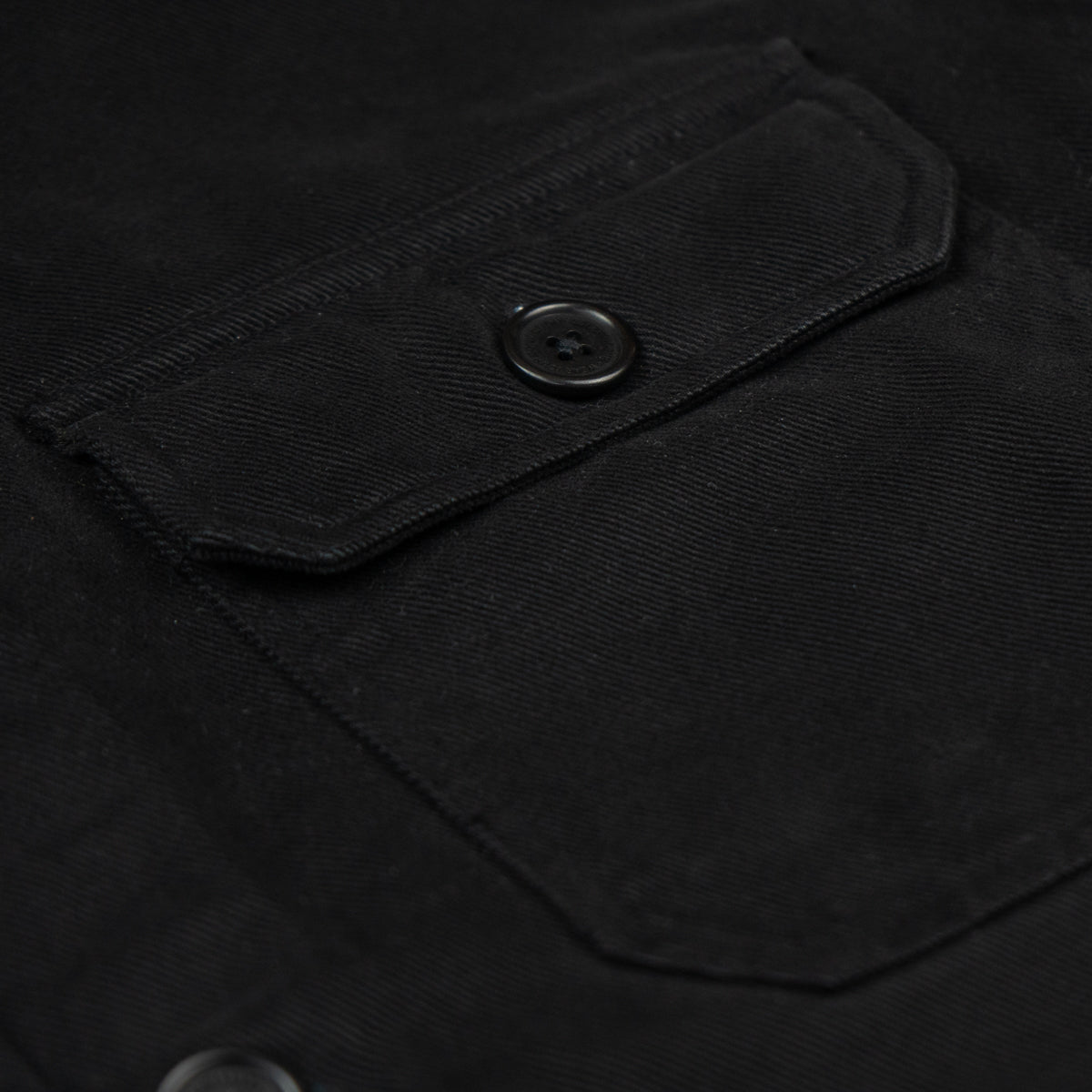 Brusttasche mit Corozo Knopf an schwarzer Hemdjacke