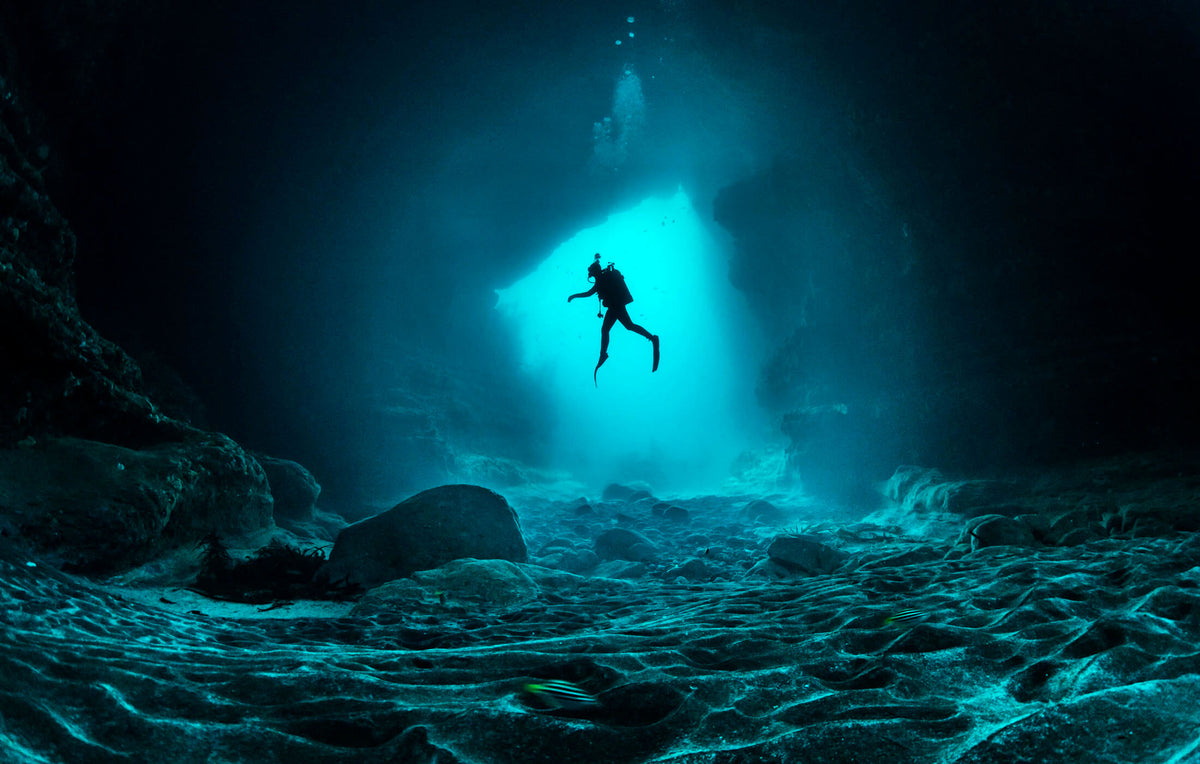 Forschungstaucher Uli Kunz in Unterwasserhöhle 