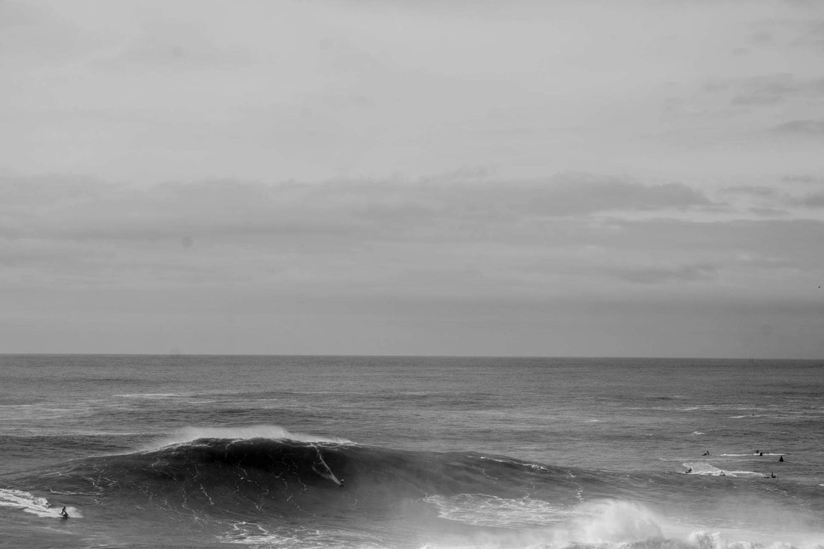 Surfer auf Riesenwelle