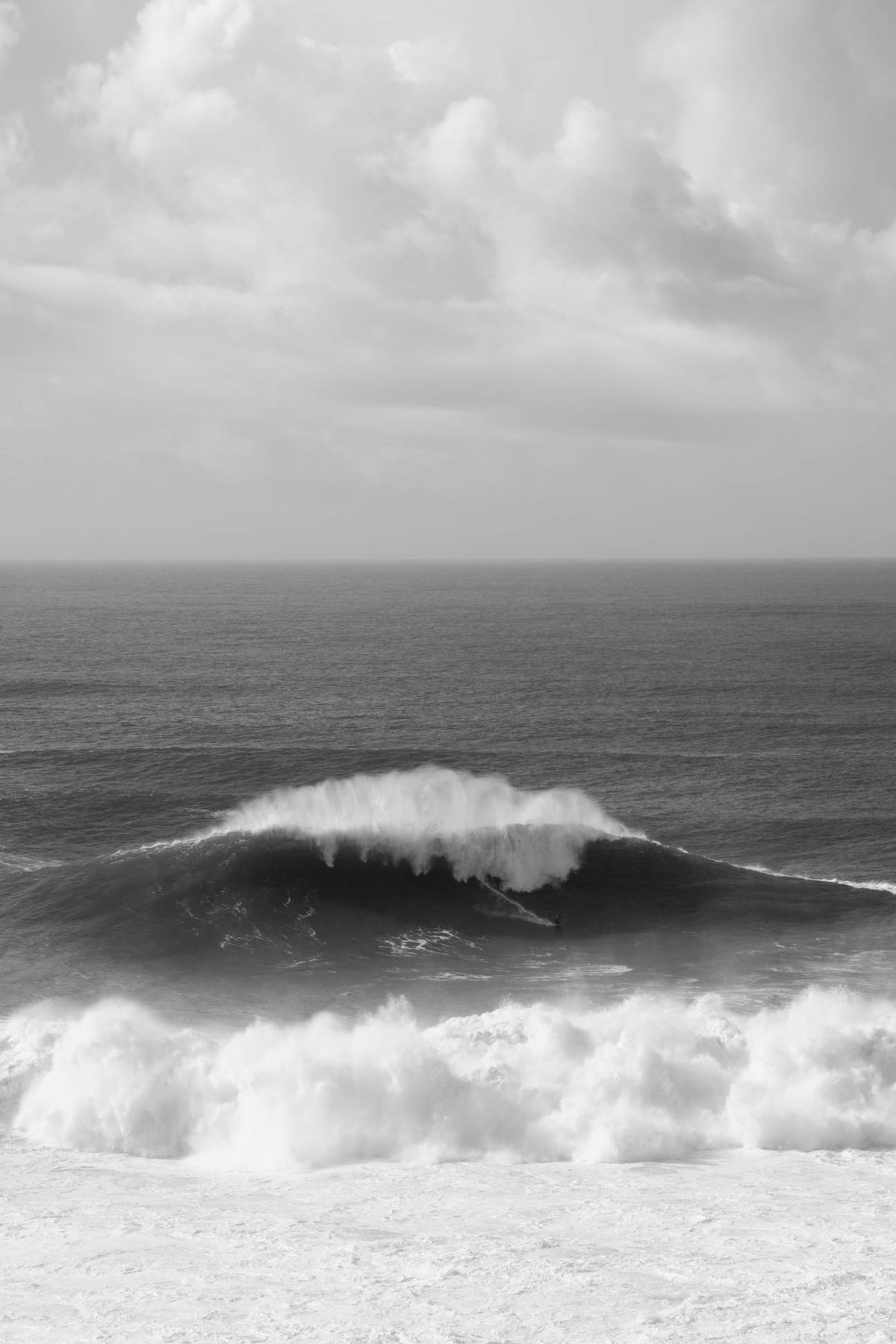 Sebastian Steudtner surft Riesenwelle in Nazaré