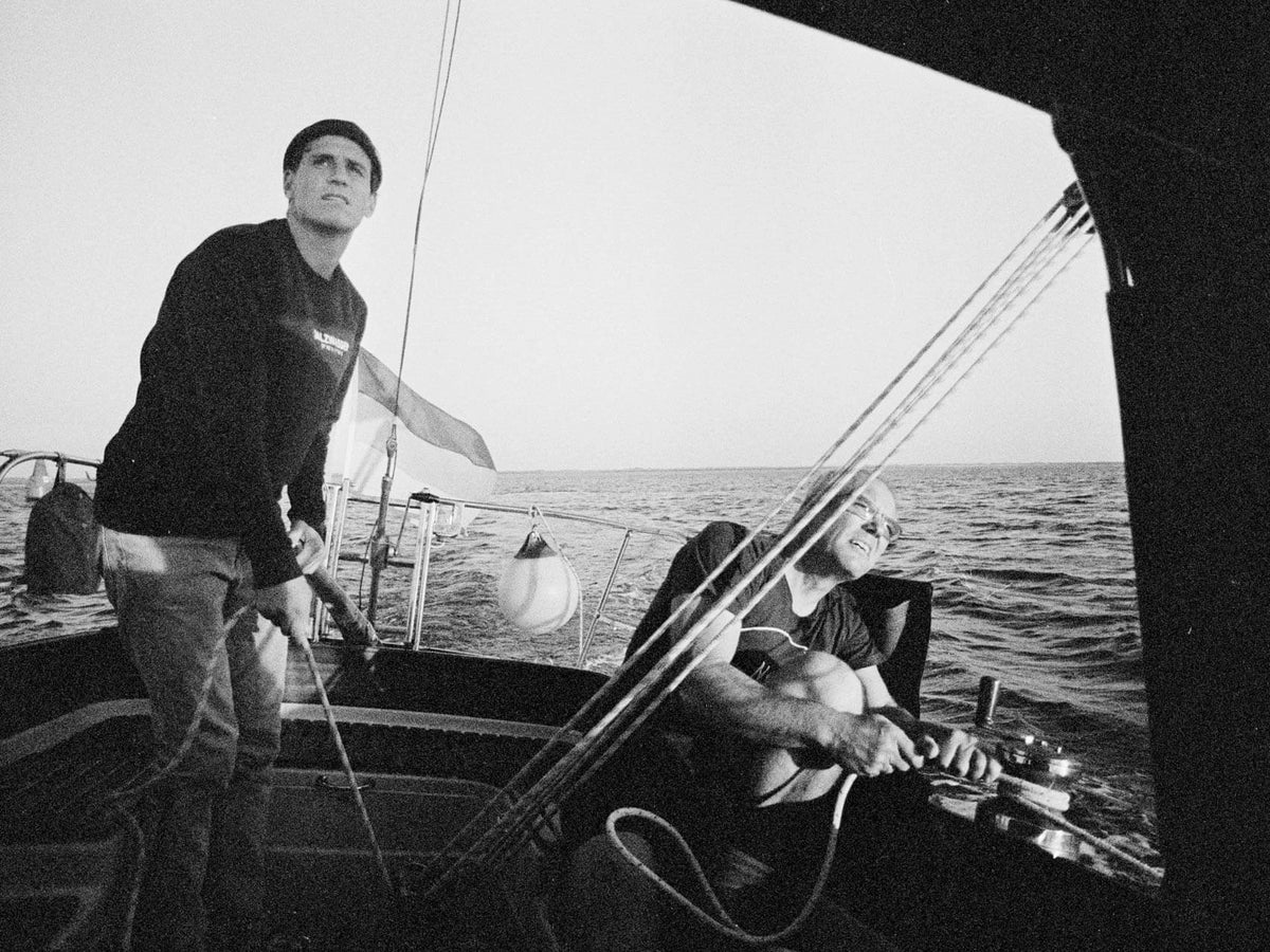 Vater und Sohn segeln mit Holzschiff vor Norderney