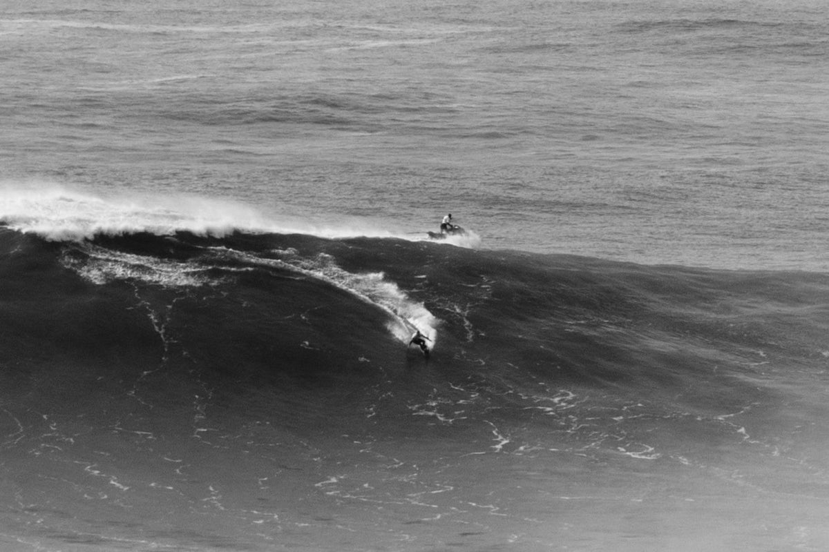 Surfer macht einen Cutback auf Riesenwelle