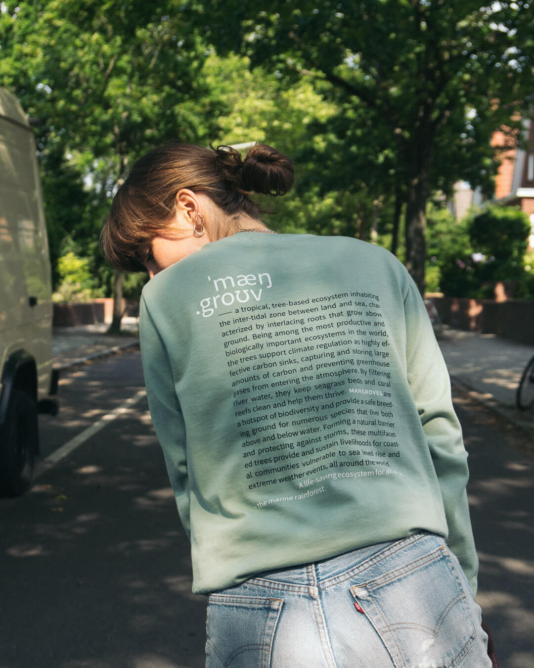 Frau trägt Longsleeve Mangrove in Salbei mit Statement-Print von SALZWASSER