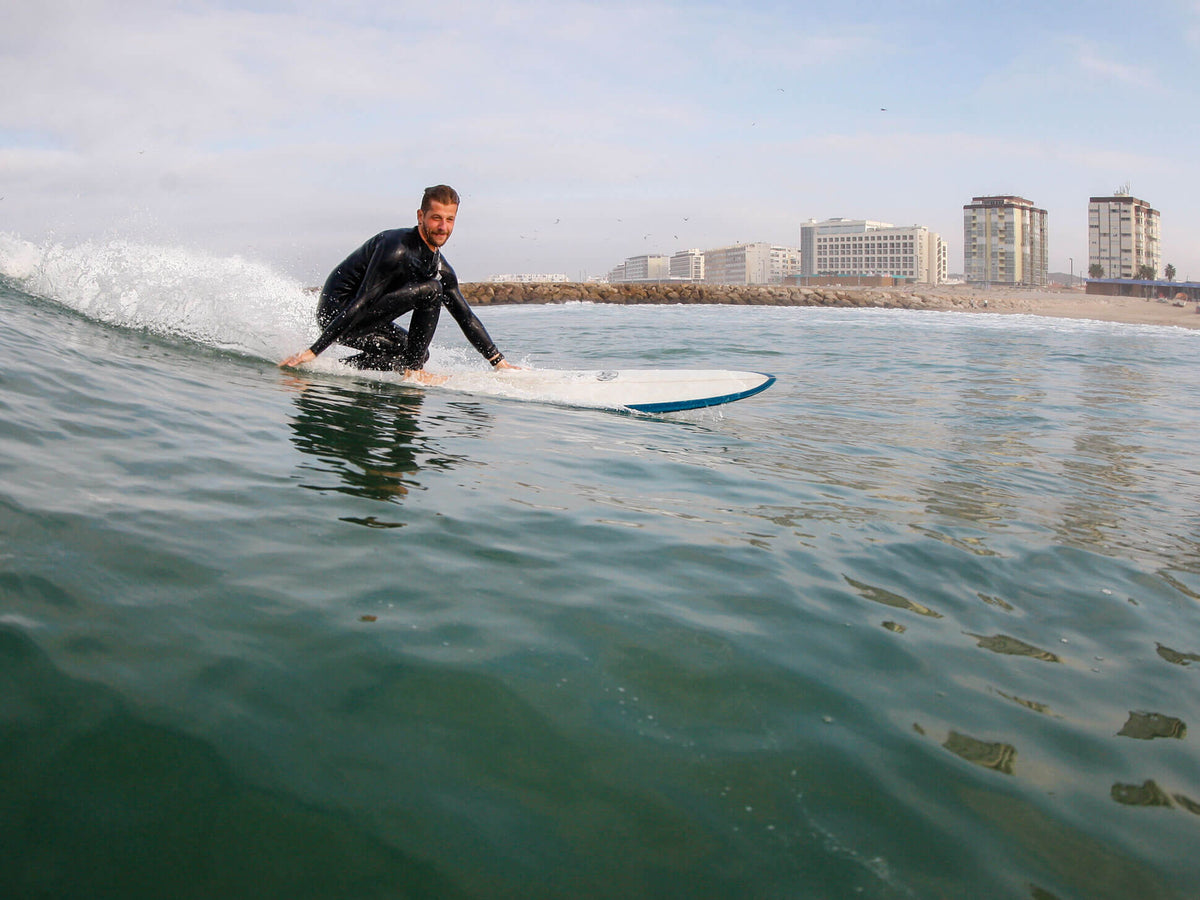 Veronica Steigner surft Welle in Carcans Plage