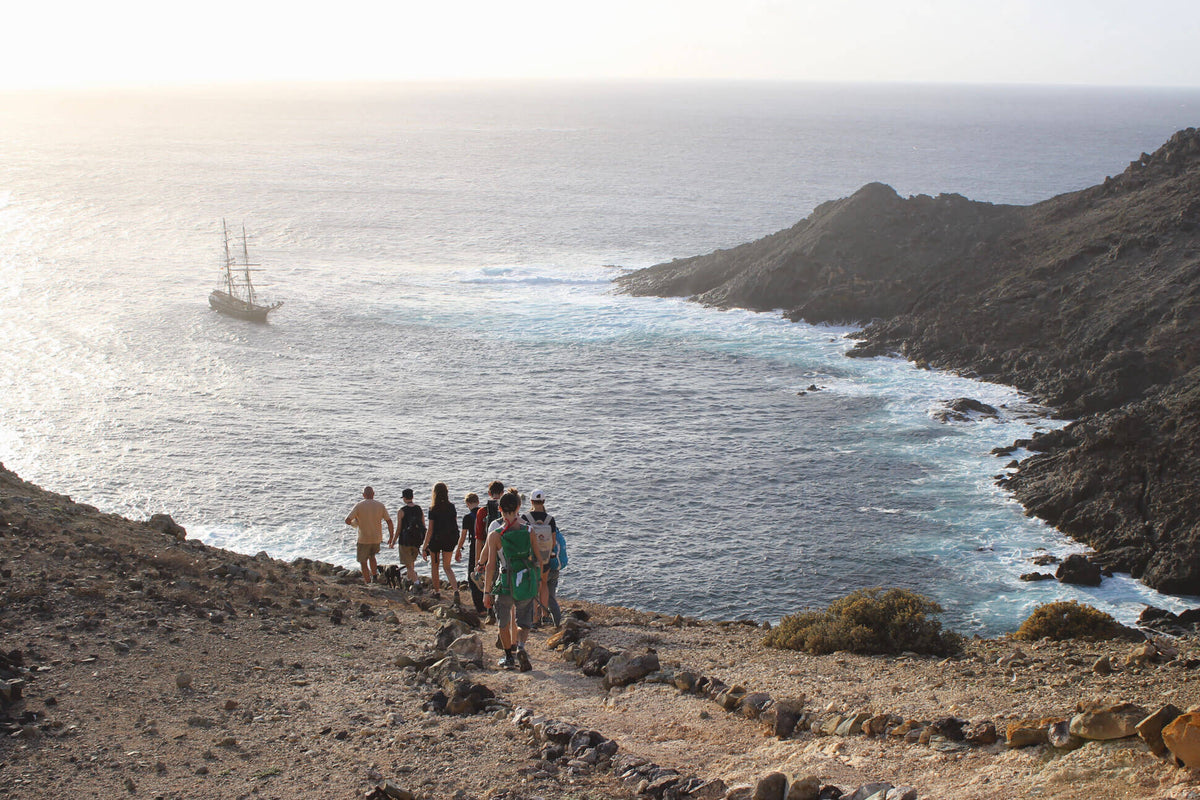 Schüler High Seas High School wandern und Roald Amundsen in Bucht 