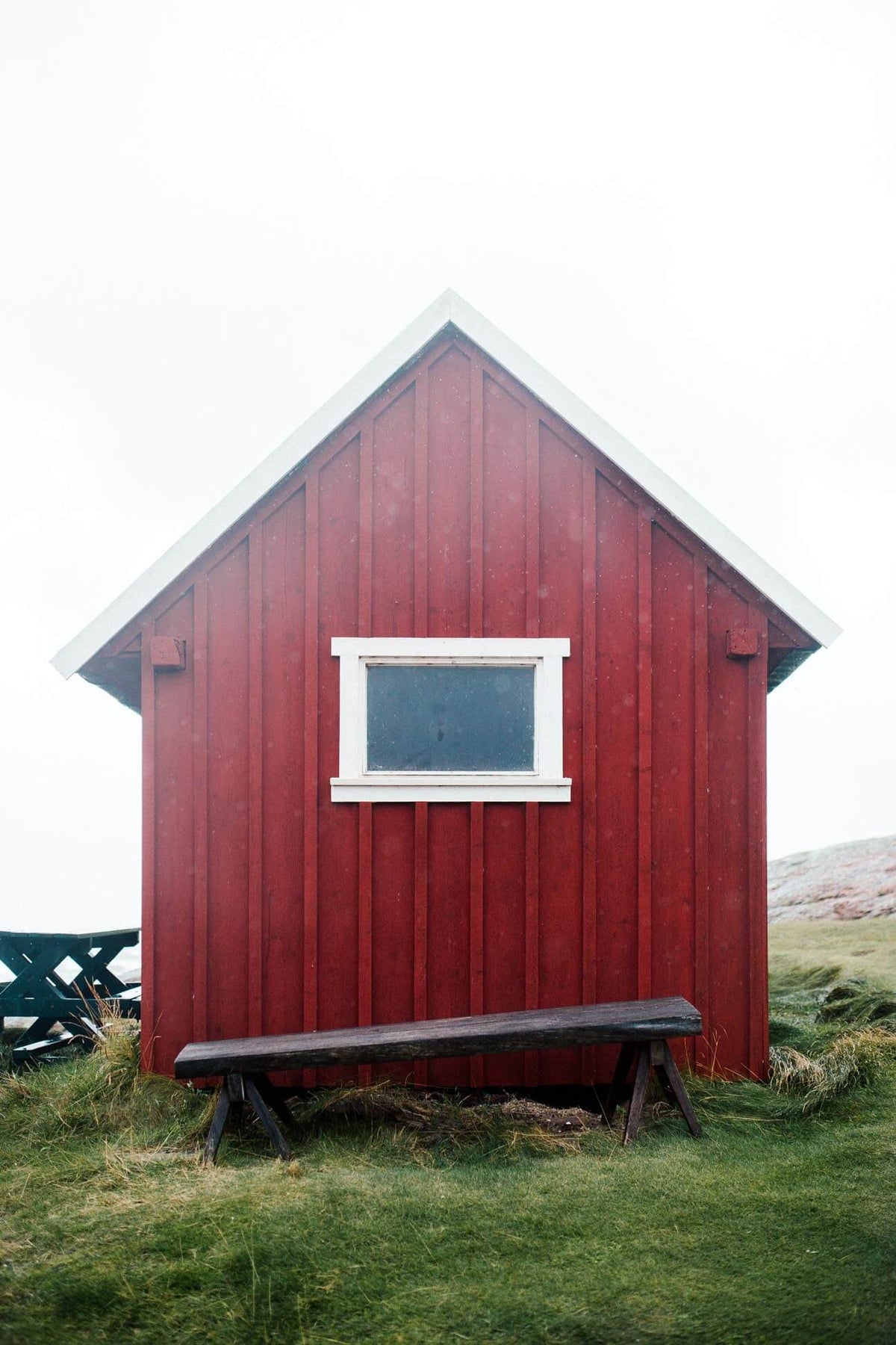 Rote nordische Holzhütte