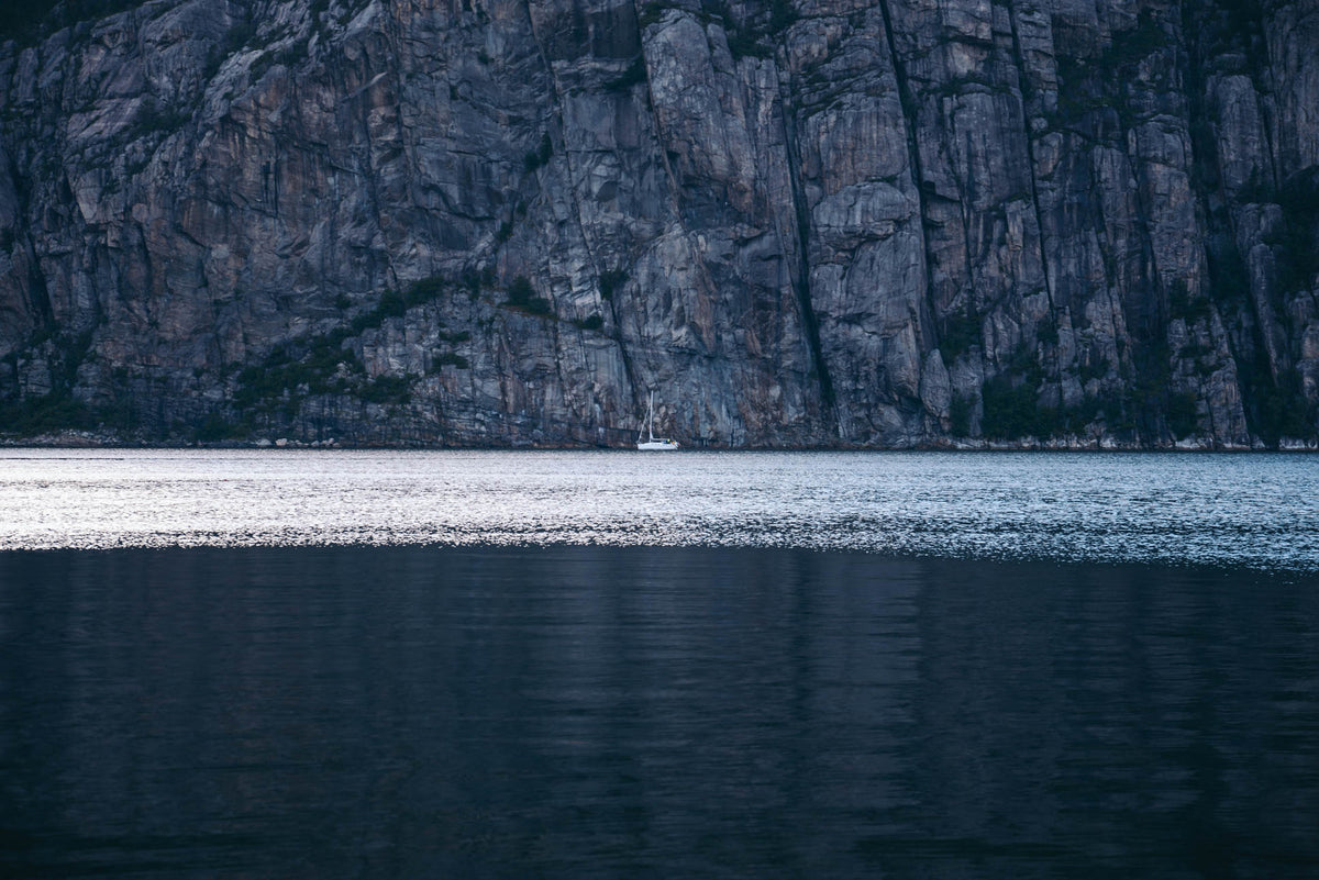 Segelboot in einem Fjord