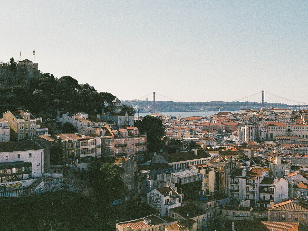 Ausblick vom Aussichtspunkt auf Lissabon und Ponte 25 de Abril